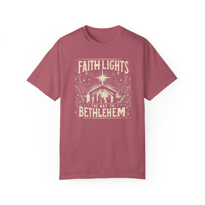 Faith lights the way to Bethlehem Nativity Luke 2 T-shirt